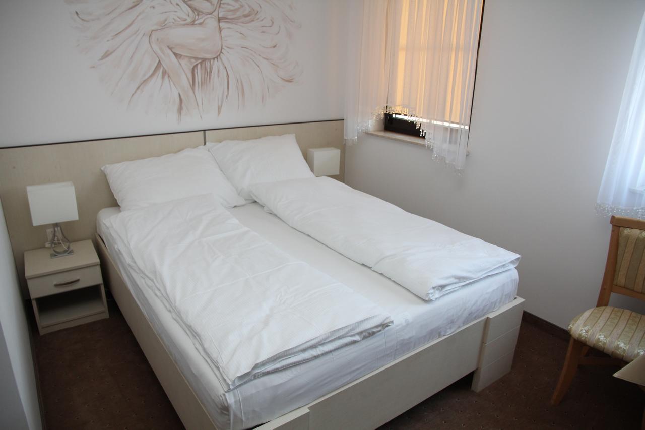 Gosciniec Pod Mlynem Hotel Inowroclaw Bagian luar foto